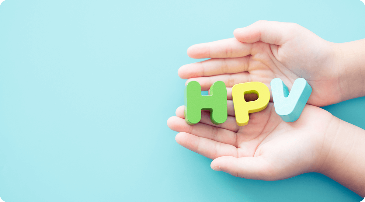 Blog: Titel-HPV-Test - oncgnostics GmbH Die Buchstaben HPV liegen in den Händen